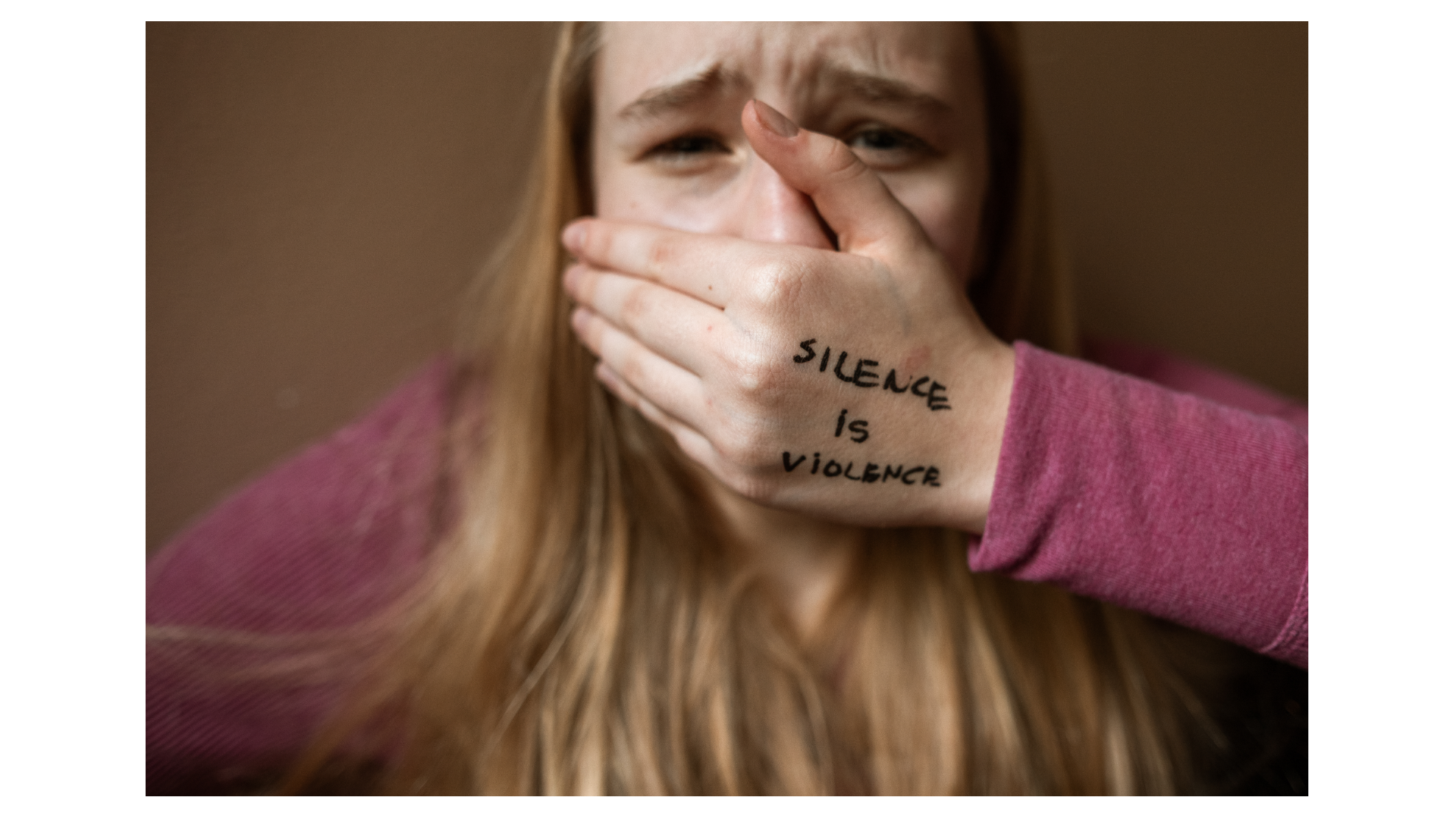 Una mano sulla bocca